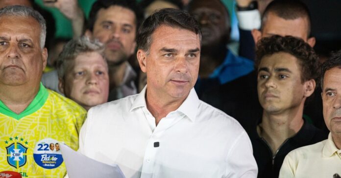 En Brasil, le sacaron el pasaporte a Flávio Bolsonaro tras perder con Lula
