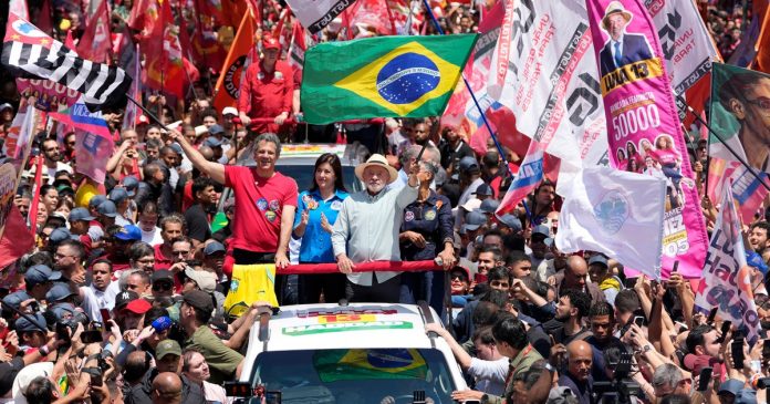 Brasil vota: sondeos dejan a Lula y Flávio Bolsonaro casi empatados
