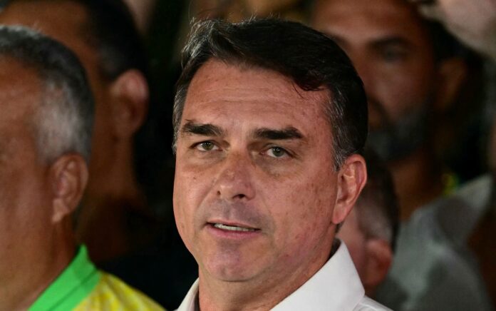 Flavio Bolsonaro salió de Brasil y viaja a EE.UU.: Lula llamó vergonzosa la fuga