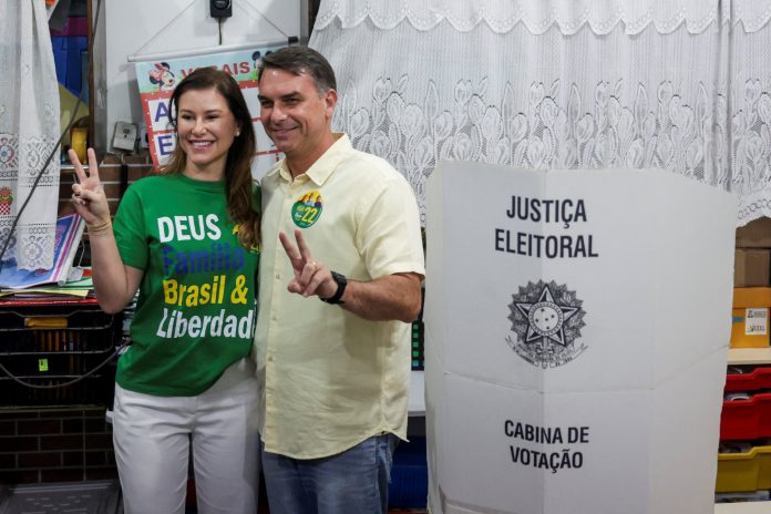 Lula y Flávio Bolsonaro se juegan la presidencia de Brasil
